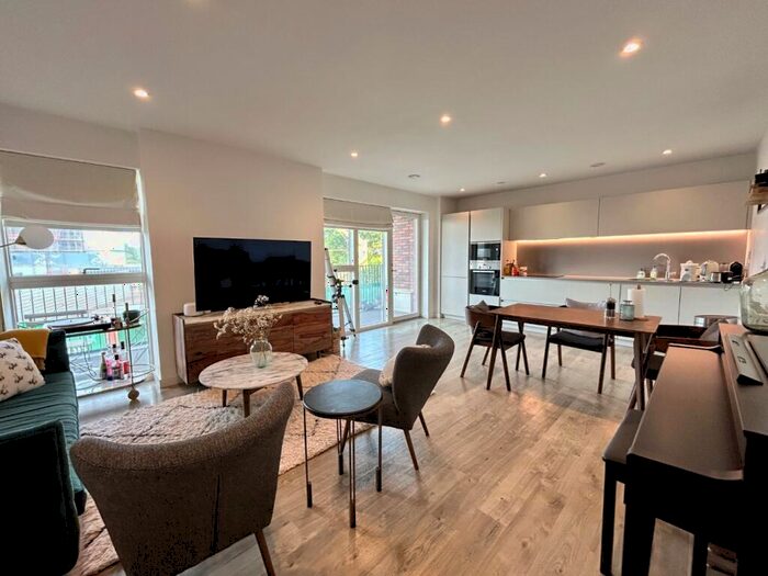 3 Bedroom Flat To Rent In Purbeck Gardens, SE26