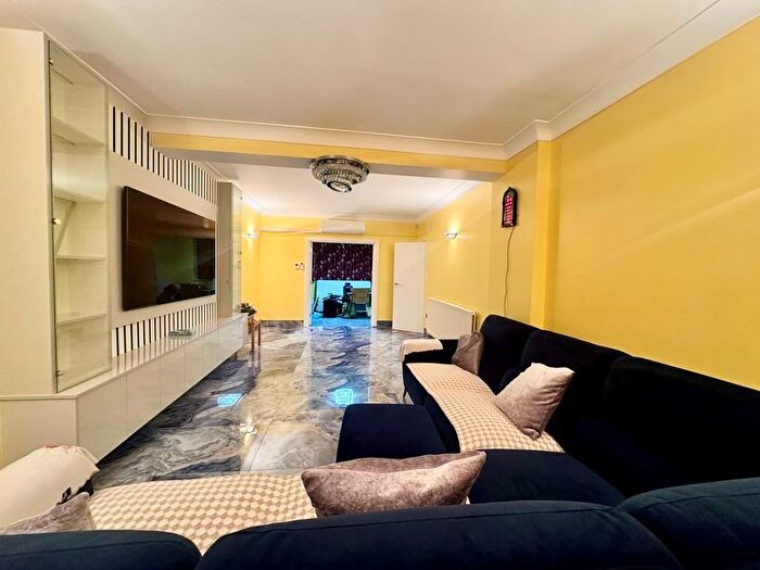 5 Bedroom Detached House To Rent In Hillingdon Hill, Uxbridge, UB10