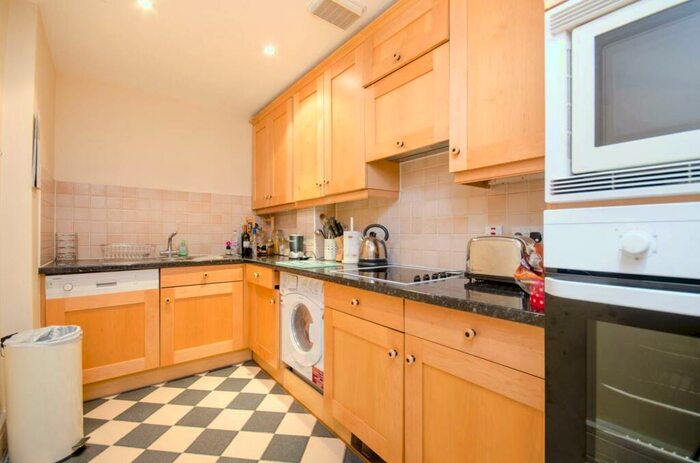1 Bedroom Flat To Rent In Rosebery Avenue, Finsbury, London, EC1R