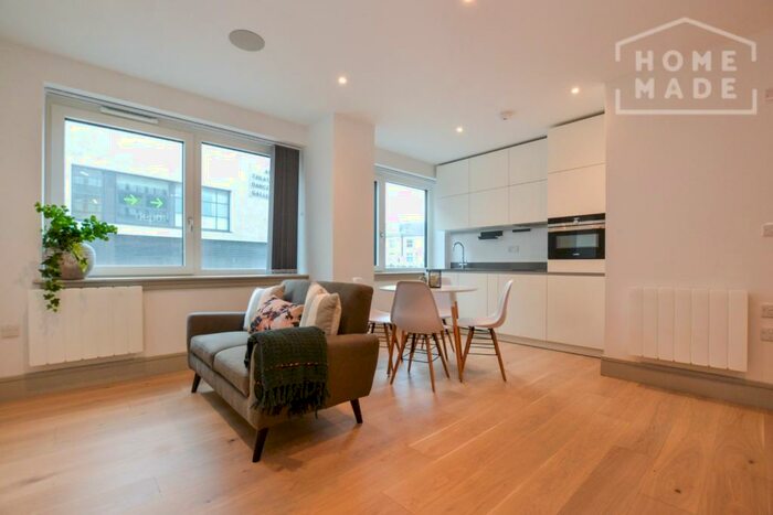 Studio To Rent In High Road, North Finchley, N12