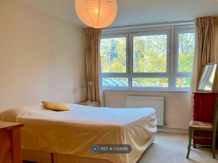 2 Bedroom Flat To Rent In Totteridge House, London, SW11