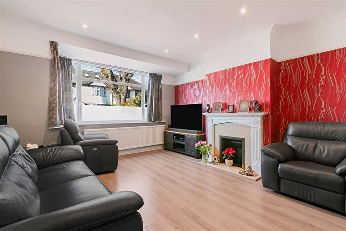 4 Bedroom Semi-detached House For Sale In Lynwood Drive, Worcester Park, KT4