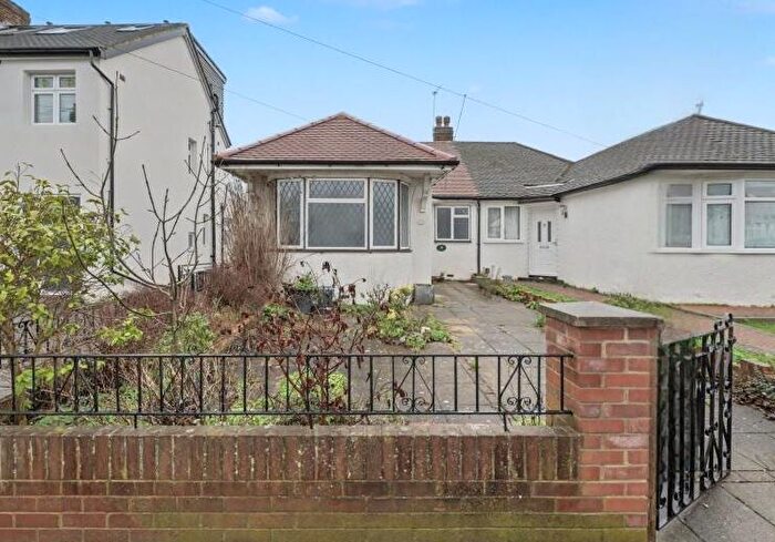 3 Bedroom Bungalow For Sale In Glasbrook Avenue, Twickenham, Middlesex, TW2