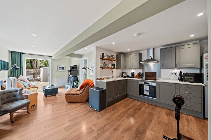 2 Bedroom Flat For Sale In Holmesdale Road, London, SE25
