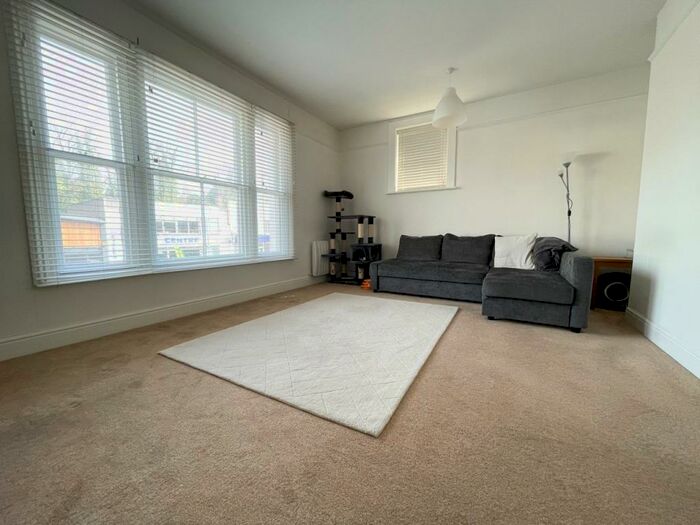 1 Bedroom Flat To Rent In The Broadway, Haywards Heath, RH16