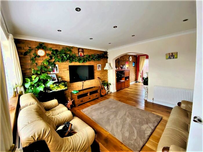 3 Bedroom Semi-Detached House To Rent In Blackfen Road, Blackfen, Sidcup, DA15