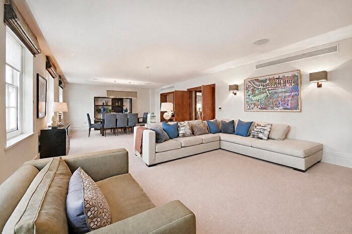 3 Bedroom Flat To Rent In Green Street, Mayfair, London, W1K