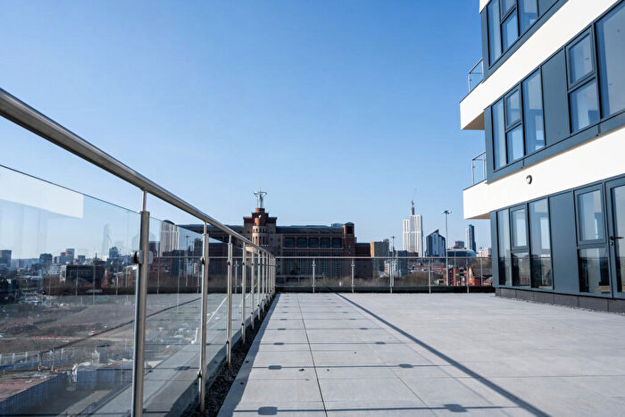 2 Bedroom Apartment To Rent In York Road, Leeds, West Yorkshire, LS9