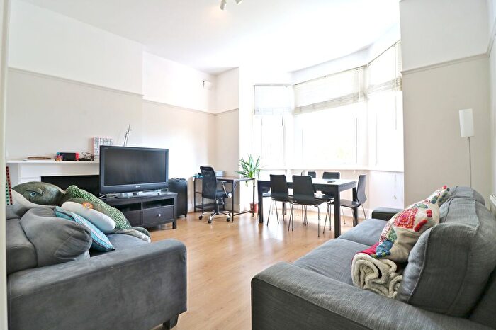 2 Bedroom Flat To Rent In Grange Park, London, W5