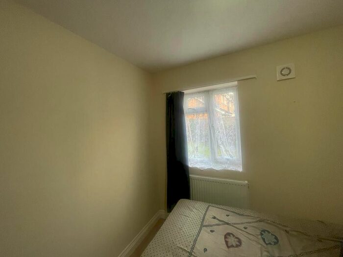 Studio To Rent In Roxeth Green Avenue, Harrow, Greater London, HA2