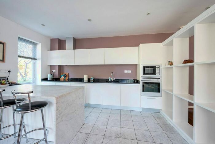 2 Bedroom Flat To Rent In Melliss Avenue, Kew, Richmond, TW9