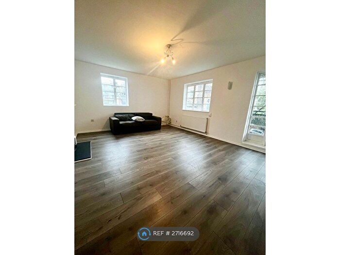 3 Bedroom Flat To Rent In Grove Lane, London, SE5