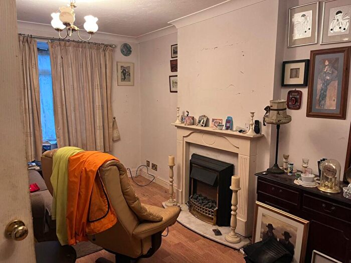 2 Bedroom Bungalow For Sale In Swallow Drive, ., Leeds, West Yorkshire, LS17