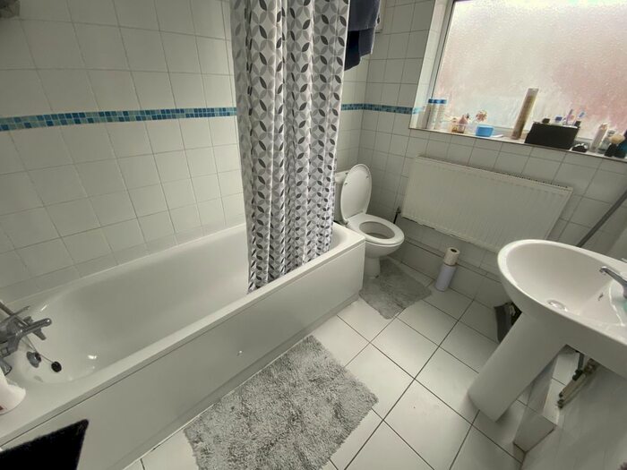 1 Bedroom Flat To Rent In Hanworth Road, Hounslow, Greater London, TW4