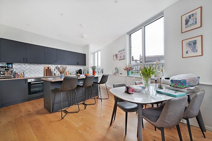 2 Bedroom Flat To Rent In Haggerston Road, Haggerston, E8