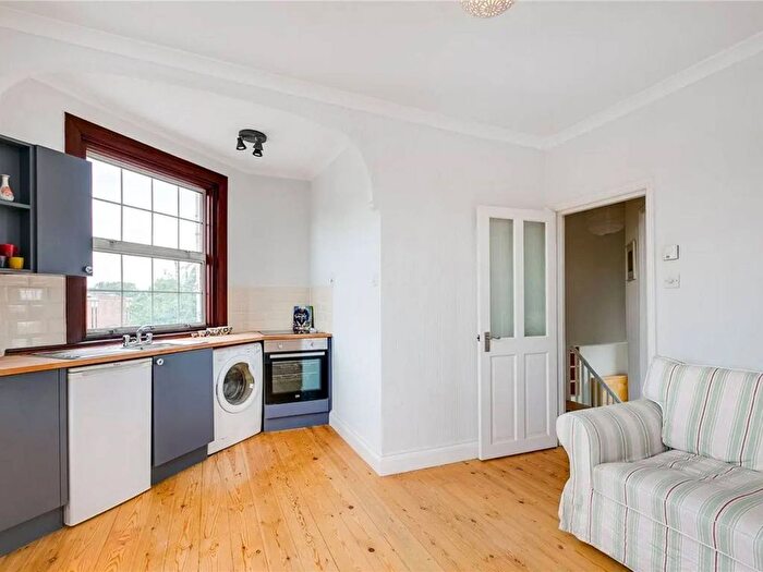 1 Bedroom Flat For Sale In Askew Road, Wendell Park, London, W12