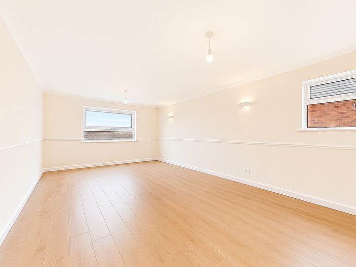 3 Bedroom Flat To Rent In Half Moon Lane, Worthing, BN13