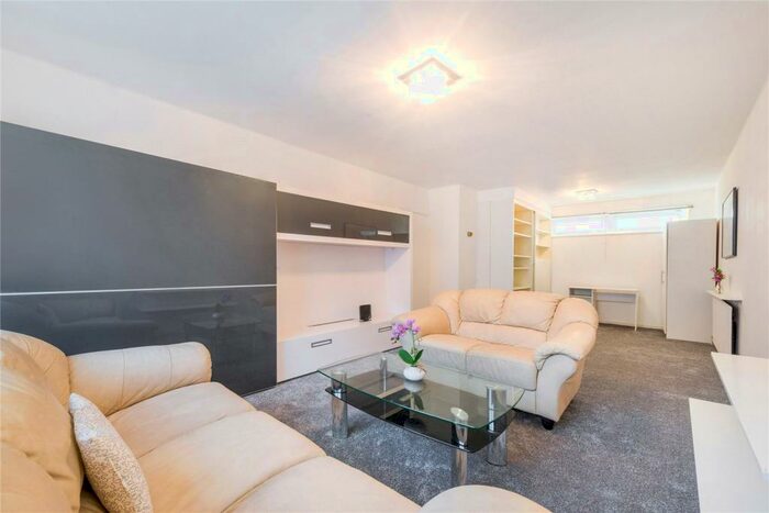 2 Bedroom Flat To Rent In Chester Close South, Regents Park, London, NW1