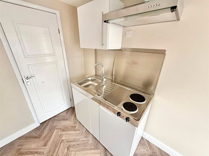 Studio To Rent In Stopsley Way, Luton, LU2