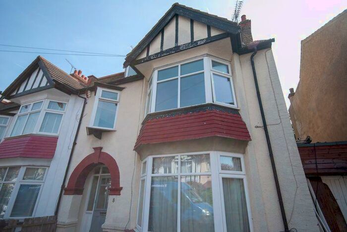 3 Bedroom Flat To Rent In Westminster Drive, Westcliff-On-Sea, SS0