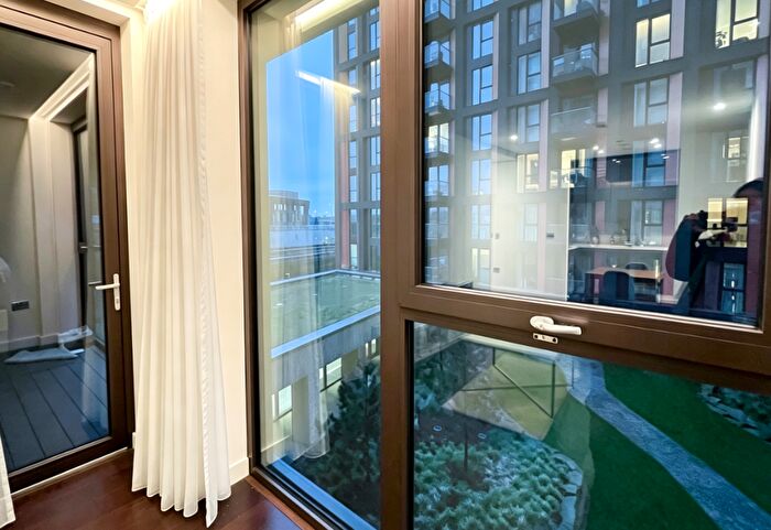 2 Bedroom Flat To Rent In Madeira Tower, Ponton Road, Wandsworth, London, SW11