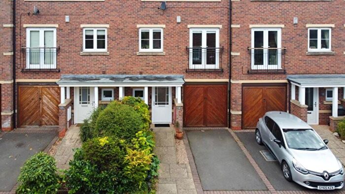 3 Bedroom Terraced House For Sale In Scholars Walk, Leicester, LE2