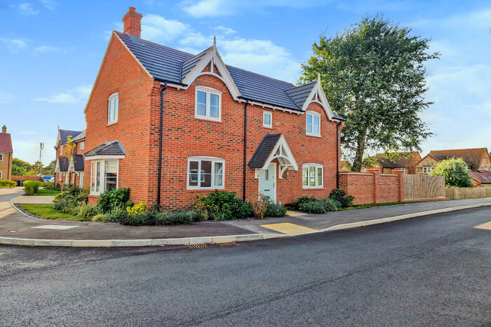 3 Bedroom Detached House For Sale In Clifford Road, Romney Meadows, Aylesbury, HP22