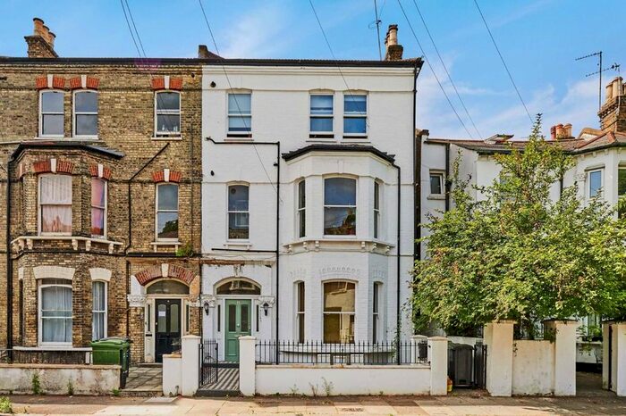 3 Bedroom Flat To Rent In Haycroft Road, London, SW2
