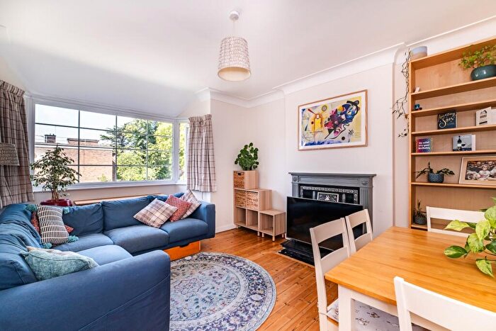 3 Bedroom Maisonette To Rent In Thornton Road London, SW12