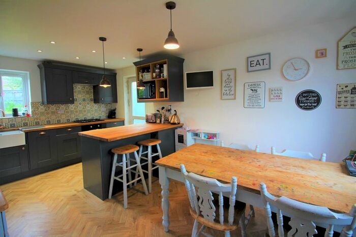 3 Bedroom Semi-Detached House To Rent In Milford Avenue, Wick, BS30