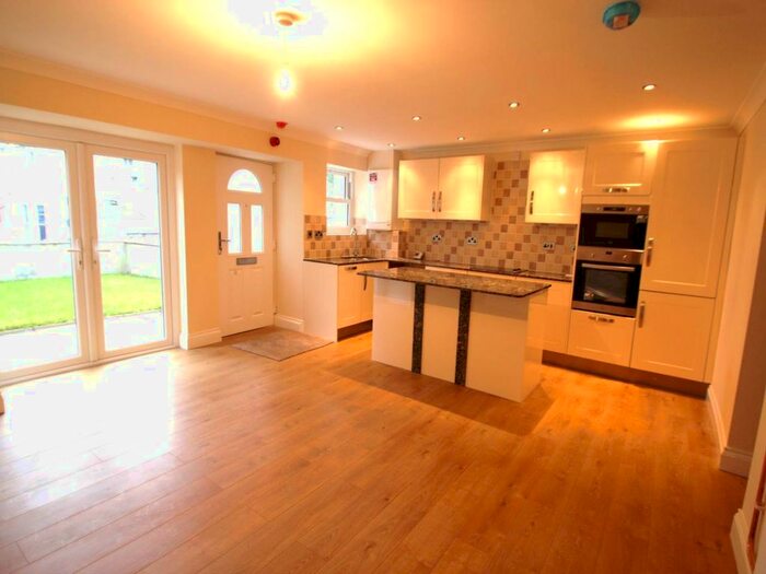 2 Bedroom Flat To Rent In Gold Tops, Newport, NP20