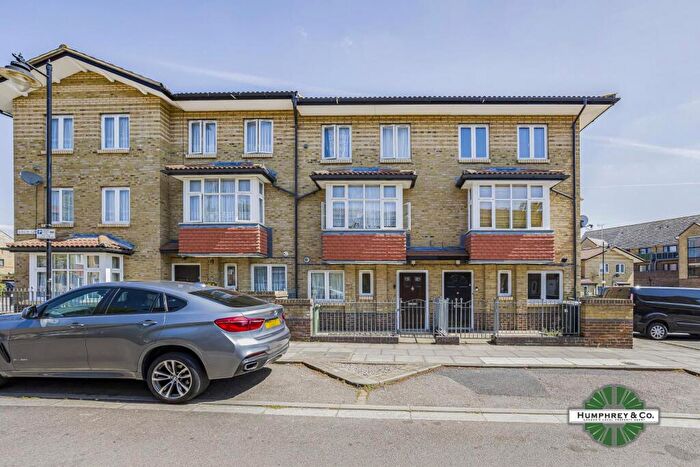 4 Bedroom Town House To Rent In Birch Grove, Leytonstone, E11