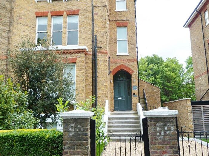 Flat To Rent In The Gardens, East Dulwich, London, SE22