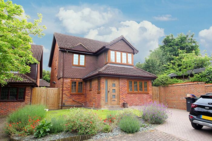 4 Bedroom Detached House For Sale In Stratfield Park Close, Winchmore Hill, N21
