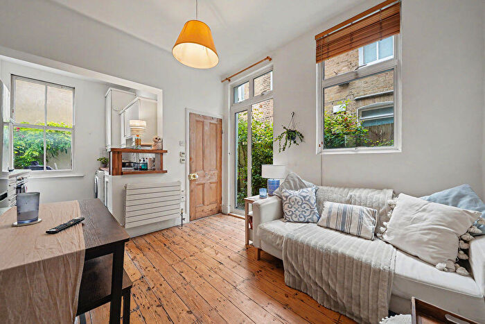 2 Bedroom Flat For Sale In Hazelbourne Road, London, SW12