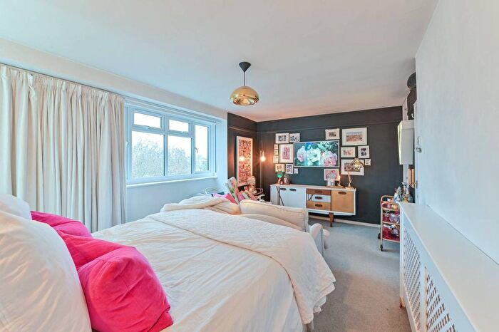 1 Bedroom Studio For Sale In Bethwin Road, Camberwell, London, SE5