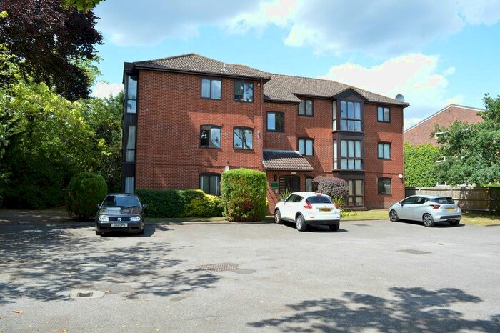 1 Bedroom Flat To Rent In Glenlyon Court, Castle Road, Weybridge, KT13