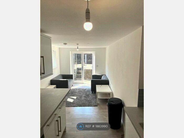 2 Bedroom Flat To Rent In Cathays, Cardiff, CF24