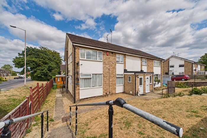 2 Bedroom Maisonette For Sale In Links Drive, Tilehurst, Reading, Berkshire, RG30