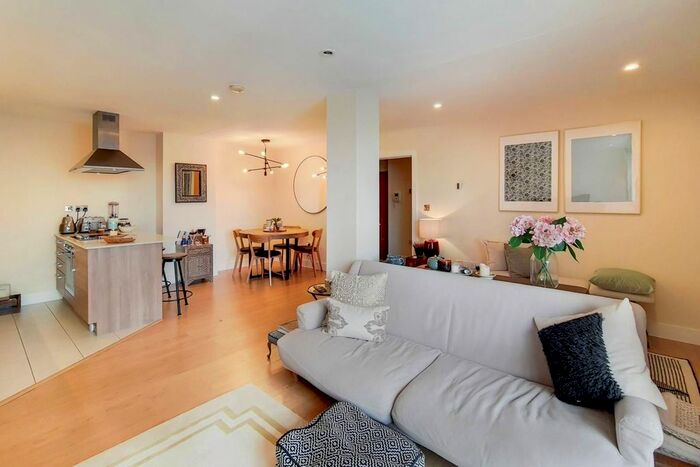 1 Bedroom Flat To Rent In Cornell Square, Nine Elms, London, SW8