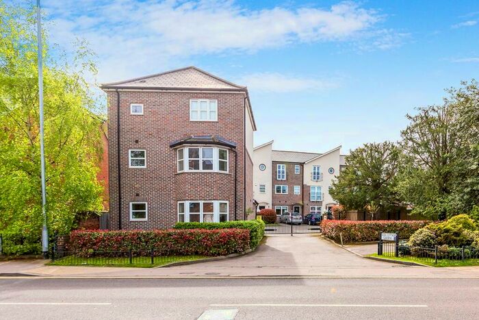 2 Bedroom Flat To Rent In Walsworth Road, Hitchin, Hertfordshire, SG4