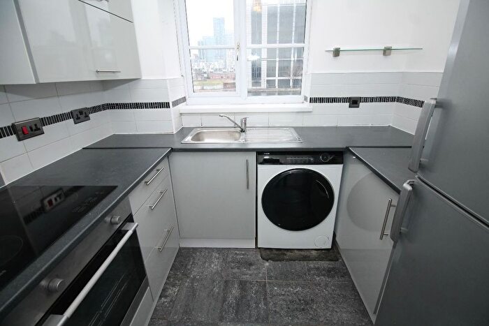 2 Bedroom Flat To Rent In Wheatsheaf Close, Isle Of Dogs, E14