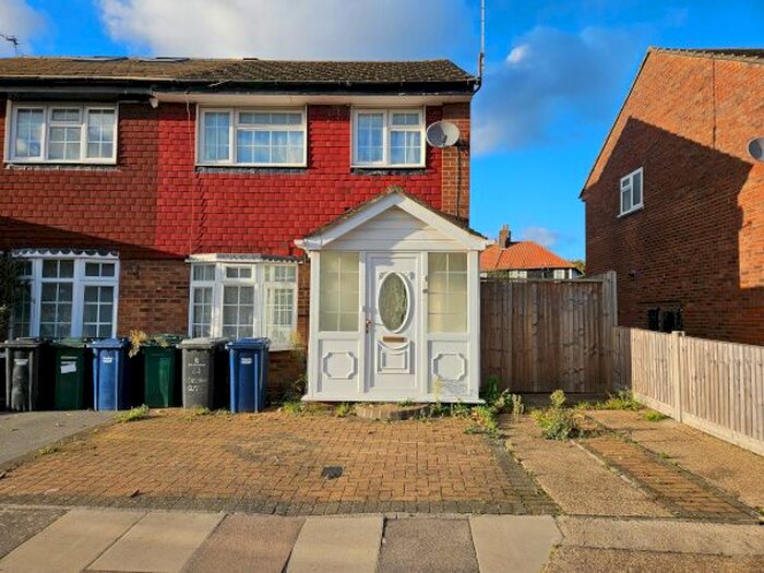 3 Bedroom Semi-Detached House To Rent In Wardell Close, Mill Hill, NW7