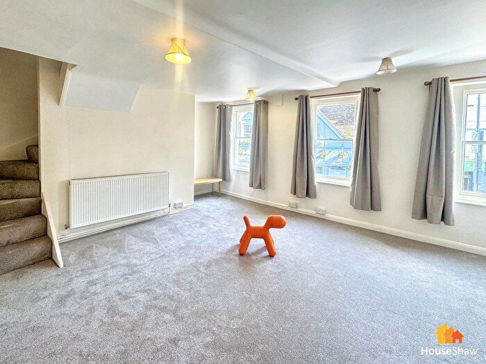 2 Bedroom Flat To Rent In High Street, Chesham, HP5