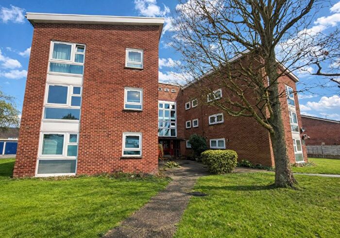 1 Bedroom Flat For Sale In Orchard Close, Radlett, Hertfordshire, WD7