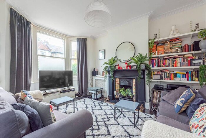 1 Bedroom Flat For Sale In Oak Grove, Cricklewood, London, NW2