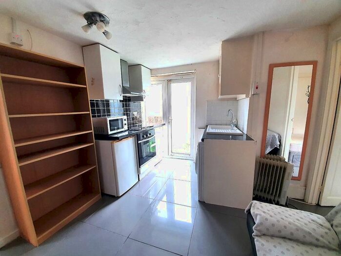 1 Bedroom Flat To Rent In Wansted Park, Ilford, IG1