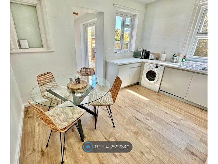 3 Bedroom Flat To Rent In Queensland Road, Bournemouth, BH5