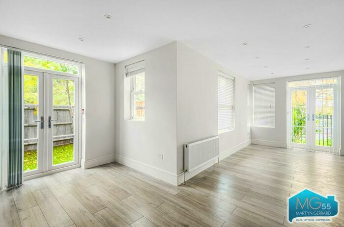 2 Bedroom Apartment To Rent In Long Lane, Finchley Central, London, N3