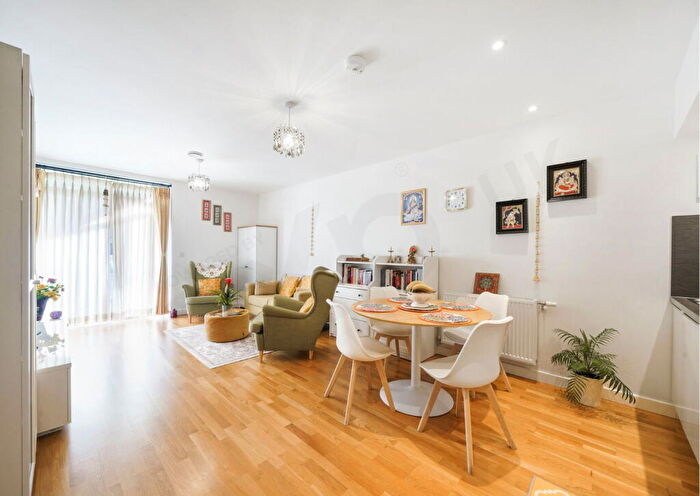 2 Bedroom Flat For Sale In Park Royal, North West London, NW10
